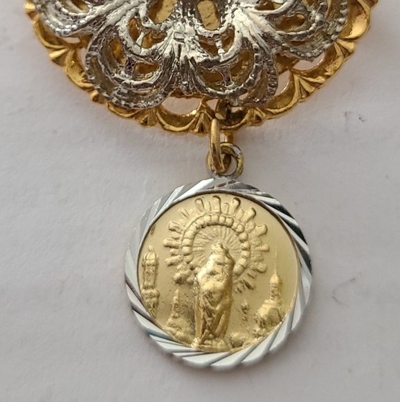 VINTAGE 3D GOLD & SILVER WREATH MEDALLION ANGEL MARY COIN BROOCH FUR PIN - Picture 7 of 11